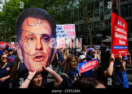Sydney, Australien. September 2024. Demonstranten sahen, wie sie Plakate und Fotos des Premierministers von New South Wales, Chris Minns, hielten, während sie in Richtung des Parlaments von New South Wales marschierten. Krankenschwestern und Hebammen in ganz New South Wales streikten 24 Stunden und marschierten vom Hyde Park durch Sydneys Straßen zum Parlament in New South Wales und forderten eine bessere Gehaltserhöhung. Der Verband fordert eine Lohnerhöhung von 15 %, während die Regierung nur 3 % angeboten hat. Quelle: SOPA Images Limited/Alamy Live News Stockfoto