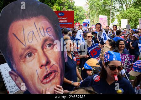 Sydney, Australien. September 2024. Demonstranten sahen, wie sie Plakate und Fotos des Premierministers von New South Wales, Chris Minns, hielten, während sie im Hyde Park Slogans skandierten, bevor sie in Richtung des Parlaments von New South Wales marschierten. Krankenschwestern und Hebammen in ganz New South Wales streikten 24 Stunden und marschierten vom Hyde Park durch Sydneys Straßen zum Parlament in New South Wales und forderten eine bessere Gehaltserhöhung. Der Verband fordert eine Lohnerhöhung von 15 %, während die Regierung nur 3 % angeboten hat. Quelle: SOPA Images Limited/Alamy Live News Stockfoto