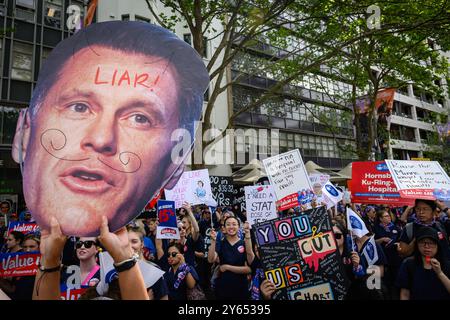 Sydney, Australien. September 2024. Demonstranten sahen, wie sie Plakate und Fotos des Premierministers von New South Wales, Chris Minns, hielten, während sie in Richtung des Parlaments von NSW marschierten. Krankenschwestern und Hebammen in ganz New South Wales streikten 24 Stunden und marschierten vom Hyde Park durch Sydneys Straßen zum Parlament in New South Wales und forderten eine bessere Gehaltserhöhung. Der Verband fordert eine Lohnerhöhung von 15 %, während die Regierung nur 3 % angeboten hat. Quelle: SOPA Images Limited/Alamy Live News Stockfoto