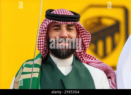 Dschidda, Saudi-Arabien. September 2024. Der französische Fußballspieler Karim Benzema tanzt den „Schwerttanz“, auch bekannt als „Ardha“, in traditioneller Saudi-arabischer Kleidung: Ein Gghutra oder Keffieh auf dem Kopf, ein weißer Dschadscha oder Thobe, wie er mit seinem Verein „Al-Ittihad“ am 22. September 2024 in Dschidda, Königreich Saudi-Arabien, den Saudi-Arabien feiert. Foto: Balkis Press/ABACAPRESS. COM Credit: Abaca Press/Alamy Live News Stockfoto