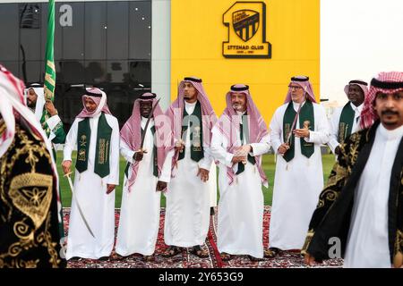 Dschidda, Saudi-Arabien. September 2024. Der ehemalige französische Fußballspieler Laurent Blanc (rechts) tanzt den „Schwerttanz“, auch bekannt als „Ardha“, in traditioneller Saudi-arabischer Kleidung: Ein Gghutra oder Keffieh auf dem Kopf, eine weiße Dschdasha oder Thobe, während er mit seinem Verein „Al-Ittihad“ am 22. September 2024 in Dschidda, Königreich Saudi-Arabien, feiert. Foto: Balkis Press/ABACAPRESS. COM Credit: Abaca Press/Alamy Live News Stockfoto