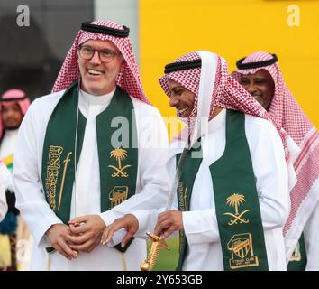 Dschidda, Saudi-Arabien. September 2024. Der ehemalige französische Fußballspieler Laurent Blanc (links) tanzt den „Schwerttanz“, auch bekannt als „Ardha“, in traditioneller Saudi-arabischer Kleidung: Ein Gghutra oder Keffieh auf dem Kopf, eine weiße Dschdasha oder Thobe, während er mit seinem Verein „Al-Ittihad“ am 22. September 2024 in Dschidda, Königreich Saudi-Arabien, feiert. Foto: Balkis Press/ABACAPRESS. COM Credit: Abaca Press/Alamy Live News Stockfoto