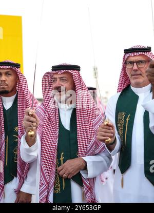 Dschidda, Saudi-Arabien. September 2024. Der ehemalige französische Fußballspieler Laurent Blanc (rechts) tanzt den „Schwerttanz“, auch bekannt als „Ardha“, in traditioneller Saudi-arabischer Kleidung: Ein Gghutra oder Keffieh auf dem Kopf, eine weiße Dschdasha oder Thobe, während er mit seinem Verein „Al-Ittihad“ am 22. September 2024 in Dschidda, Königreich Saudi-Arabien, feiert. Foto: Balkis Press/ABACAPRESS. COM Credit: Abaca Press/Alamy Live News Stockfoto