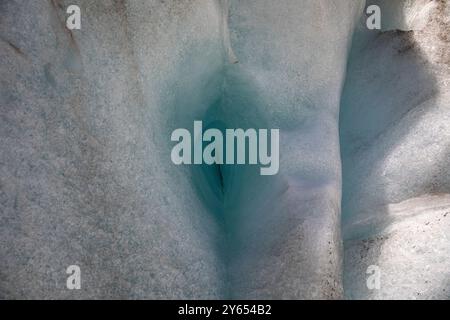 Landschaftsbilder aus dem Inneren des Franz-Josef-Gletschers, die unterschiedliche Formen dicker Eisformationen zeigen. Stockfoto