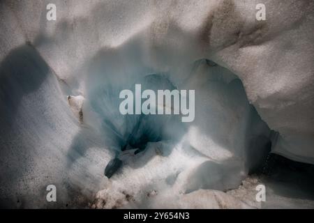 Landschaftsbilder aus dem Inneren des Franz-Josef-Gletschers, die unterschiedliche Formen dicker Eisformationen zeigen. Stockfoto