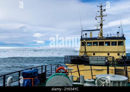 Expedition Boot Kreuzfahrt in BjornSundet mit schweren See, Spitzbergen, Svalbard, Norwegen Stockfoto