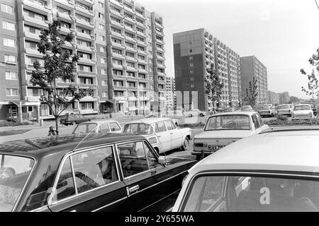 Grundstein für ältestes Plattenbaugebiet Ostdeutschlands wurde 1974 gelegt in diesem Jahr jährt sich die Grundsteinlegung für das Wohngebiet Fritz Heckert im ehemaligen Karl-Marx-Stadt zum 50. Mal. Es war das zweitgrößte innerstädtische Neubaugebiet der damaligen DDR. Auf einer Fläche von 750 Hektar lebten in 32,300 Wohnungen zeitweise 92,000 Menschen. Die Grundsteinlegung m Süden Karl-Marx-Stadts war ein städtebauliches und gesellschaftliches Großprojekt in bis dahin unbekannte Dimensionen. Die feierliche Grundsteinlegung am 5. Oktober 1974 stellte den offiziellen Baubeginn der Großwohnsie Stockfoto