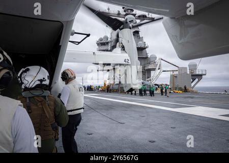 ATLANTIK (19. September 2024) C-Seeleute, die dem größten Flugzeugträger der worldÕs, USS Gerald R. Ford (CVN 78), zugeordnet sind, laden Fracht in ein CMV-22B OSP Stockfoto