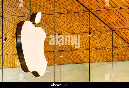 BANGKOK, THAILAND - 23. September 2024 : Apple Logo Marke Neonschild Symbol im Apple Store Gebäude im Apple Store ICONSIAM Einkaufszentrum Stockfoto