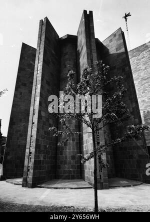 Außenansicht der Kapelle der Einheit in der Kathedrale von Coventry. Die Form der Kapelle wird von den mittelalterlichen Zelten der Kreuzfahrer geprägt. Links oben befindet sich die fleche auf der Spitze der Kathedrale, die von Sir Basil Spence entworfen wurde. 8. Dezember 1965 Stockfoto