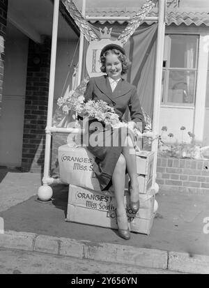 Krönungssitz in der vorderen Reihe. London , Miss South Africa , ist eine blonde Ingrid Rita Mills , 20 Jahre alte Kurzschriftschreiberin . Für den Titelgewinn in einem landesweiten Wettbewerb erhält Ingrid im Rahmen ihres Preises einen Vordersitz bei der Krönung . Mit ihren Orangengeschenken brachte sie die Kinder ihrer Heimatstadt Port Elizabeth für Prinz Charles und Prinzessin Anne mit. Fotoshows : die schöne Miss Südafrika sitzt auf ihren Orangenschachteln , die sie als Geschenk mitgebracht hat . 30. Mai 1953 Stockfoto