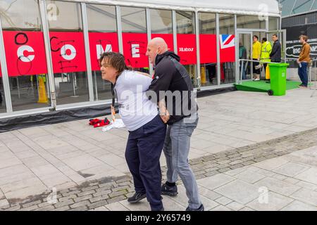 Liverpool, Großbritannien. SEPTEMBER 2024. Die Labour Party-Konferenz schreibt „Genocide Conference“ auf dem Eingangsbereich Credit Milo Chandler/Alamy Live News Stockfoto