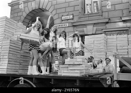 Man sieht nicht jeden Tag Träger wie diese auf dem Covent Garden Market. Aber die Beat Girls vom Londoner Dance Centre in der Nähe von Covent Garden waren so begeistert über die Nachricht, dass sie nach Venedig fliegen, um Beiträge beim Filmfestival von Venedig zu unterstützen, dass sie das Gefühl hatten, ein paar Kisten herumwerfen zu müssen, um sich von Dampf zu befreien . - Hier sind Felicity Colby (mit den Händen auf den Knien), dann links nach rechts Babs Lord, Diane South, Lorelly Harris, Dee Dee Wilde und Penny Fergusson - 5. September 1966 Stockfoto