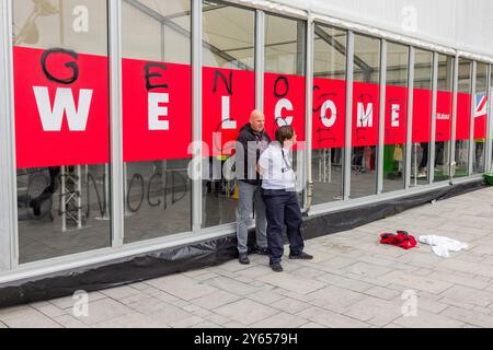 Liverpool, Großbritannien. SEPTEMBER 2024. Die Labour Party-Konferenz schreibt „Genocide Conference“ auf dem Eingangsbereich Credit Milo Chandler/Alamy Live News Stockfoto