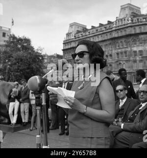 Von der Einzelhaft bis zum Trafalgar Square , London , spricht Miss Ruth zum ersten Mal mit etwa 800 Personen , die heute Nachmittag an der Anti-Apartheid-Sitzung auf dem Trafalgar Square teilnahmen . Miss First , ist der südafrikanische Journalist , dessen Geschichte von 117 Tagen Einzelhaft in dieser Woche veröffentlicht wurde . Bei der heutigen Sitzung jährt sich die Freiheitscharta , die 1955 von 3000 Vertretern aller Rassen als Entwurf für einen künftigen südafrikanischen Staat unterzeichnet wurde . In Südafrika können keine Treffen stattfinden , um dieses Jahr zu feiern . Die Anti-Apartheid-Bewegung gab heute eine Erklärung ab, in der es heißt Stockfoto