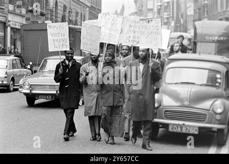 Ein Plakat mit afrikanischen Studenten der London School of Economics ist heute in der Fleet Street zu sehen , um gegen die Berichterstattung der Presse über den jüngsten Putsch in Ghana zu protestieren , bei dem Präsident Kwame Nkrumah gestürzt wurde . Sie übergaben Erklärungen an nationale Zeitungen . 2. März 1966 Stockfoto