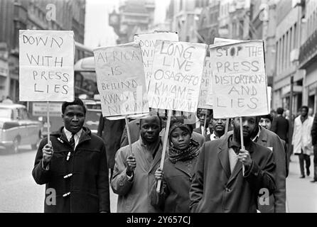 Ein Plakat mit afrikanischen Studenten der London School of Economics ist heute in der Fleet Street zu sehen , um gegen die Berichterstattung der Presse über den jüngsten Putsch in Ghana zu protestieren , bei dem Präsident Kwame Nkrumah gestürzt wurde . Sie übergaben Erklärungen an nationale Zeitungen . 2. März 1966 Stockfoto