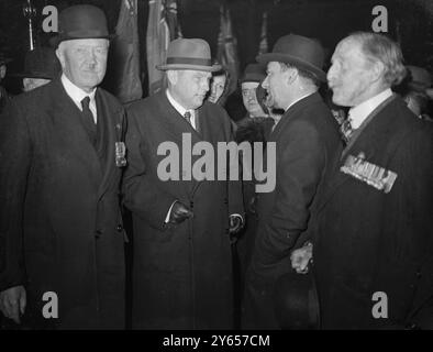 ITALIENISCHE EX-SOLDATEN KOMMEN ZU EINEM BESUCH IN LONDON AN - BEGRÜSST VON DER BRITISCHEN LEGION . Veteranen des Ersten Weltkriegs , eine Gruppe italienischer Ex-Soldaten , kamen zu einem Besuch in London an der Victoria Station , als Gegenleistung für das Geld , das im vergangenen Jahr von Mitgliedern der britischen Legion an Rom gezahlt wurde . Fotoshows : Graf Grandi grüßt Signor Carlo Delcroix , blinder Vorsitzender der italienischen Behindertenorganisation und Major der Bersaglieri . Auf der linken Seite ist Sir Frederick Maurice , Präsident der britischen Legion , und auf der rechten Seite Sir Ian Hamilton . 22. November 1937 Stockfoto