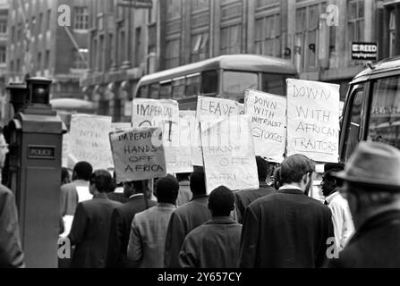 Ein Plakat mit afrikanischen Studenten der London School of Economics ist heute in der Fleet Street zu sehen , um gegen die Berichterstattung der Presse über den jüngsten Putsch in Ghana zu protestieren , bei dem Präsident Kwame Nkrumah gestürzt wurde . Sie übergaben Erklärungen an nationale Zeitungen . 2. März 1966 Stockfoto