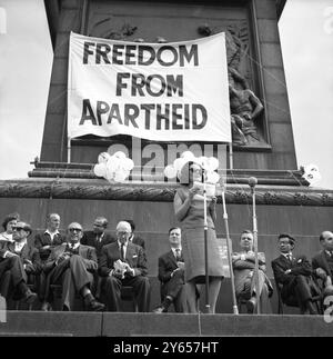 Von der Einzelhaft bis zum Trafalgar Square , London , spricht Miss Ruth zum ersten Mal mit etwa 800 Personen , die heute Nachmittag an der Anti-Apartheid-Sitzung auf dem Trafalgar Square teilnahmen . Miss First ist der südafrikanische Journalist , dessen Geschichte von 117 Tagen Einzelhaft in dieser Woche veröffentlicht wurde . Bei der heutigen Sitzung jährt sich die Freiheitscharta , die 1955 von 3000 Vertretern aller Rassen als Entwurf für einen künftigen südafrikanischen Staat unterzeichnet wurde . In Südafrika können keine Treffen stattfinden , um dieses Jahr zu feiern . Die Anti-Apartheid-Bewegung gab heute eine Erklärung ab, in der es heißt Stockfoto