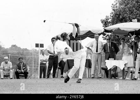 Anfahren. Singapur , Brian Huggett für Wales , der gestern bei der Eröffnung des 17 . Weltcupturniers hier vom 1 . Abschlag abfuhr . Huggett, erschoss eine 73. 3. Oktober 1969 Stockfoto