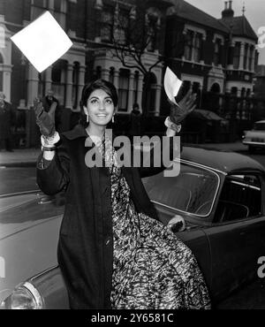 Die indische Reita Faria, die nichts über ihre Schönheit zu lernen hat, wirft ihr Fahrerschild in die Luft, nachdem sie die Fahrprüfung des Verkehrsministeriums in Nord-London, England, bestanden hat . 10. Februar 1967 Stockfoto