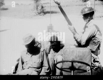 Chamb , Kaschmir , Ein pakistanischer Soldat mit festem Bajonett wacht über zwei indische Gefangene , die auf einem Foto vom 3 . September in der Nähe von hier gefesselt und mit den Augen verbunden sind . Heute wurde berichtet , dass sich die Lage in Kaschmir nach einem indischen Angriff des Staates Punjab auf Pakistan, der darauf abzielte , die Öffnung einer weiteren Front durch Pakistan zu unterbrechen , zu einem Krieg verschlechtert hat . Indische Truppen marschierten weniger als 32 Meilen von Lahore , Pakistans wichtigstem Kommunikationszentrum , in Pakistan ein . Es habe keine offizielle Kriegserklärung gegeben , obwohl der pakistanische Präsident Ayub Khan in einem landesweiten b sagte Stockfoto