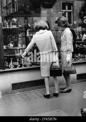 Prinzessin Lee Radziwill (links) zeigt ihrer Schwester, Frau Jacqueline Kennedy, einen antiken Artikel im Fenster von Ekstein's in der Londoner Jermyn Street. 15. Mai 1965 Stockfoto