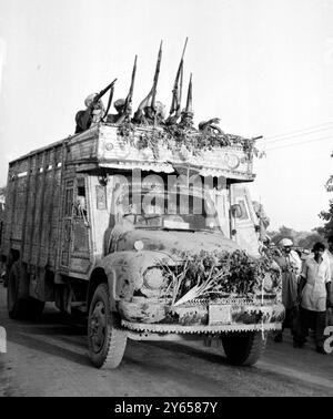 Bewaffnete pakistanische Pathan-Hill-Stammesleute , die in einem stark getarnten Fahrzeug auf dem Weg zur Kampffront im Gebiet von Sialkot in Pakistan transportiert wurden , 14 . September . Während gestern im Indo-Pakistan-Krieg Friedensbewegungen unternommen wurden , soll die indische und pakistanische Infanterie in einer der heftigsten Schlachten des Kampfes in der Nähe der Stadt Sialkot zusammengetreten sein . 17. September 1965 Stockfoto