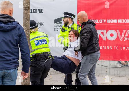 Liverpool, Großbritannien. SEPTEMBER 2024. Die Labour Party-Konferenz schreibt „Genocide Conference“ auf dem Eingangsbereich Credit Milo Chandler/Alamy Live News Stockfoto