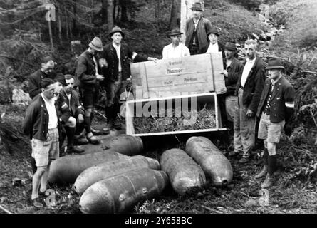 Österreichische Untergrundjäger mit gefangengenommenen entschärften US-Luftbomben, die von der Nazi-SS in den Salzbergeingängen Altaussee platziert worden waren, um gestohlene Kunstschätze zu zerstören . 1945 Stockfoto