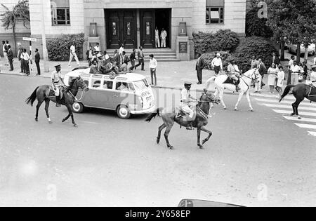Am 22. August 1966 eskortieren Kenias Polizisten das Kenia Athletics Team durch die Straßen von Nairobi nach ihrer Rückkehr nach Kenia nach ihren Erfolgen bei den British Empire and Commonwealth Games in Kingston, Jamaika . Bei den Spielen gewannen die Kenianer vier Goldmedaillen , eine Silbermedaille und drei Bronzemedaillen . Der Wonder Runner Kipchoke Keino gewann die Goldenen sowohl für die Mile als auch für die Three Mile Events - 24. August 1966 Stockfoto
