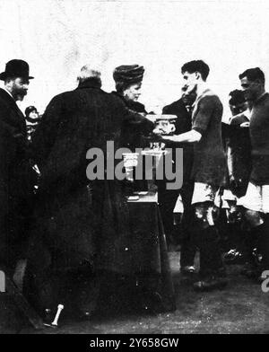 Der König und die Königin schauten sich das Finale des Army Cup am Ostermontag in Aldershot an , und Ihre Majestät überreichte den Army Cup an das Gewinnerteam des Royal Army Medical Corps ( RAMC ) , das das 1st Hampshire Regiment besiegte . 10. April 1920 Stockfoto