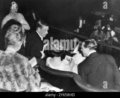 Der Duke of Windsor (der damalige Prinz von Wales) und der Duke of Kent (der damalige Prinz George) besuchten den Mitternachtsfilm und die Party zu Hilfe des Queen Charlotte's Maternity Hospital im Carlton Theatre in London. Fotoshows: Der Duke of Windsor und der Duke of Kent (rechts) mit Mrs. Dudley Ward (Mitte) im Theater 16. Dezember 1931 Stockfoto