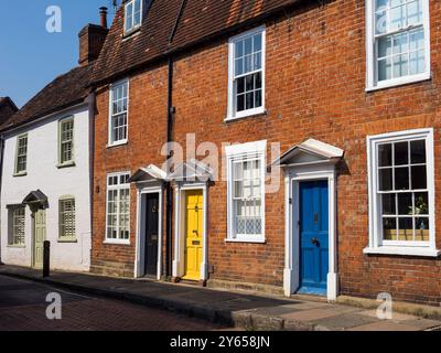 Luxus-Terrassengehäuse, mit Flügelfenstern und farbigen Türen, Farnham, Kent, England, UK, GB Stockfoto