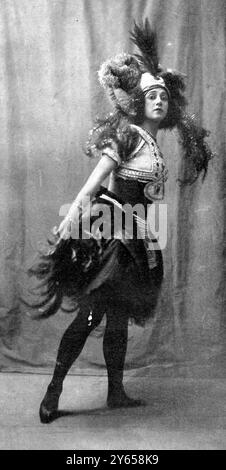 Die russische Ballerina Tamara Karsavina ist hier im Kostüm zu sehen und erscheint in L'Oiseau de Feu im Covent Garden in London . 15. Juni 1912 Stockfoto