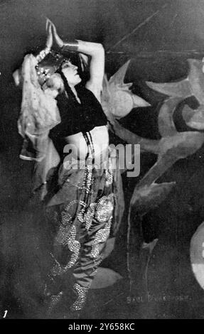 Die russische Ballerina Tamara Karsavina ist hier im Kostüm zu sehen und erscheint in Le Coq D'Or im Covent Garden in London . 15. Juni 1912 Stockfoto