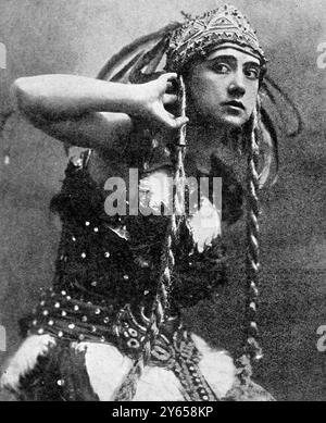 Die russische Ballerina Tamara Karsavina ist hier in Kostümen zu sehen und tritt während der Sommersaison der Grand Opera mit dem russischen Ballett im Covent Garden in London auf . 4. März 1911 Stockfoto