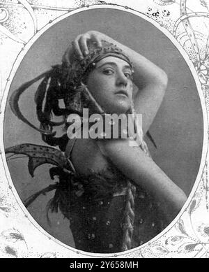 Die russische Ballerina Tamara Karsavina ist hier im Kostüm zu sehen und erscheint in L'Oiseau de Feu im Covent Garden in London . 15. Juni 1912 Stockfoto