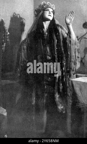 Die russische Ballerina Tamara Karsavina ist hier im Kostüm zu sehen und erscheint in Le Coq D'Or im Covent Garden in London . 15. Juni 1912 Stockfoto