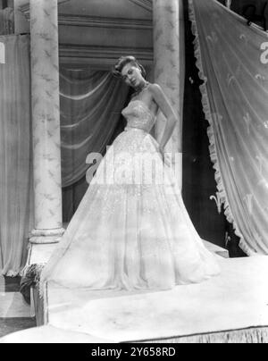 Das Pariser Model Angelina trägt Amerika und ein Abendkleid aus hellrosa Tüll , mit silbernen Pailletten bestickt . 2. Oktober 1950 Stockfoto