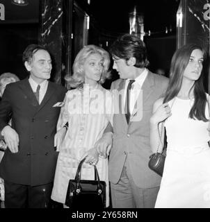 Der berühmte französische Designer Pierre Cardin (links) mit Lauren Bacall, dem französischen Schauspieler Alain Delon und Leslie Bogart gratulierten nach seiner Herbst-Winter-Kollektion am 26. Juli 1968 Stockfoto