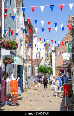 Lymington Quay Hill – Menschen, die auf dem Kopfsteinpflaster Quay Hill einer Straße in Lymington Hampshire New Forest Hampshire England Großbritannien GB Europa spazieren Stockfoto