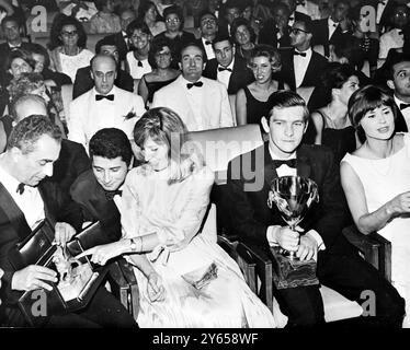 Nach der Gewinnerpreisung auf dem Filmfestival von Venedig sind LtoR in Front zu sehen : Italiens Michelangelo Antonioni , SHO gewann den Goldenen Löwen für sein Farbwerk Il Deserto Rosso ( die Rote Wüste ) ; Monica Vitti , die in Antonionis Film Hauptrolle spielt ; der Brite Tom Courtenay, der den Preis für den besten Schauspieler für seine Leistung in King and Country gewann, und die schwedische Harriet Andersson, die den Preis als beste weibliche Schauspielerin für ihren Auftritt in ATT Alska ( To Love ) , Venedig, Italien am 13. September 1964 gewann Stockfoto