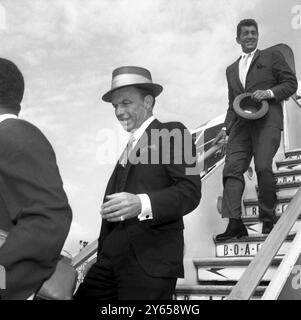 Sinatra und Martin fliegen rein. London : nach der Ankunft am Flughafen London kommen die berühmten amerikanischen Sänger Frank Sinatra ( links ) und Dean Martin über die Flugzeugtreppe . Sie sind hier für die Arbeit in der " Road to Hong Kong " , deren Dreharbeiten am 2 . August in den Shepperton Studios begannen . Bob Hope und Bing Crosby , die ebenfalls am Film teilnehmen , kamen Anfang der Woche an . Es ist Sinatras erster Besuch in diesem Land seit drei Jahren . 4. August 1961 Stockfoto