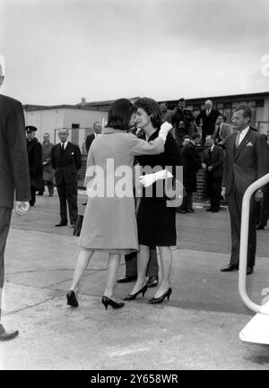 Prinzessin Lee Radziwill (links) kuschelt sich in die Nähe ihrer Schwester, Frau Jacqueline Kennedy, um am Flughafen London einen Abschiedskuss anzunehmen . Frau Kennedy , die First Lady of America , flog nach einem dreitägigen privaten Besuch in London und ihrer Goodwill-Tour durch Indien und Pakistan nach Hause . 29. März 1962 Stockfoto