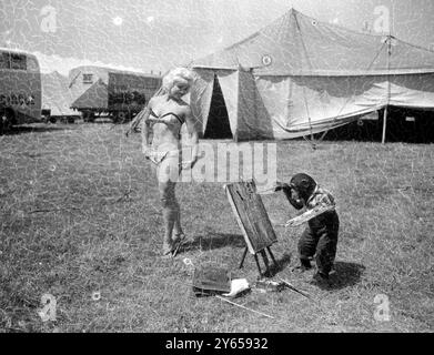 Im berühmten Billy Smart's Circus in Southampton hat Penny Smart die Vorstellungskraft von " Conda ", dem Schimpansen , und in einem Bikini gekleidet , herabgelassen, für ihn zu posieren, um ihr Porträt in Öl zu malen und das tut Conda hier . 19. Juli 1958 Stockfoto