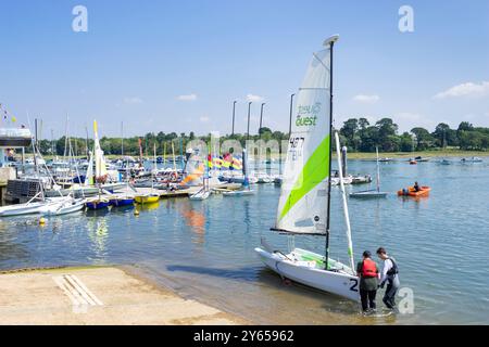 Die Yacht wird auf dem Lymington River im Royal Lymington Yacht Club Lymington Hampshire New Forest Hampshire England UK GB Europe gestartet Stockfoto