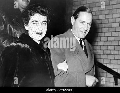 Barbara Hutton leugnet immer noch die Romantik mit Baron von Cramm. Vor einiger Zeit , glaube ich , begann es während der letzten Wimbledon Tennisturniere , ein Gerücht , dass das " arme kleine reiche Mädchen " , Barbara Hutton , die Woolworth-Erbin , romantisch zum Tennisstar , dem deutschen Baron Gottfied von Cramm geneigt war . Miss Hutton leugnet das und leugnet es immer noch. Jetzt ist sie nach Deutschland gekommen , um ihren 38. Geburtstag in von Cramm' 500 Jahre alter Burg in der britischen Zone zu feiern . Er liefert zu diesem Anlass einen drei Meter hohen Kuchen . Fotoshows; Barbara Hutton mit Baron Stockfoto