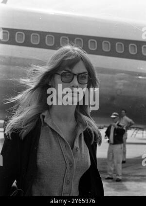 Das Mädchen mit schulterlangen Haaren am Flughafen London ist eines der besten Medaillen Großbritanniens Jean Shrimpton kommt aus New York, USA zurück . 21. Juli 1967 Stockfoto